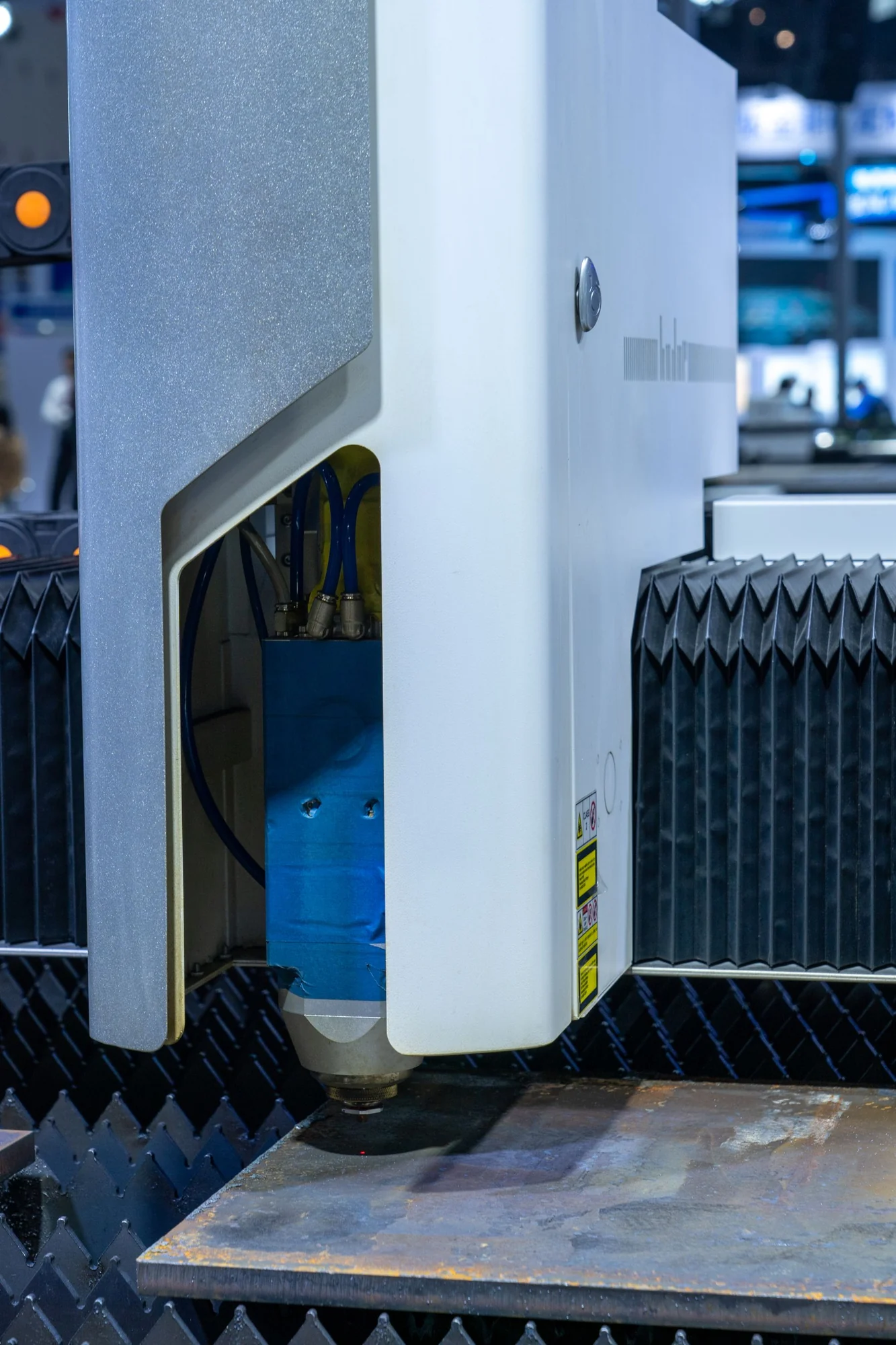 Industrial laser processing head and protective bellows for sheet cutting