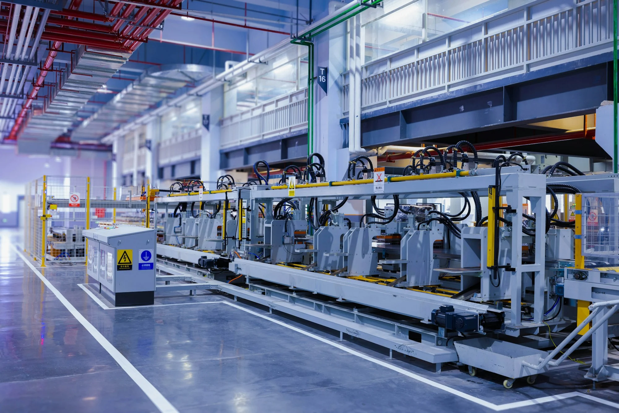 Automated sheet forming line in a bright, organised production environment